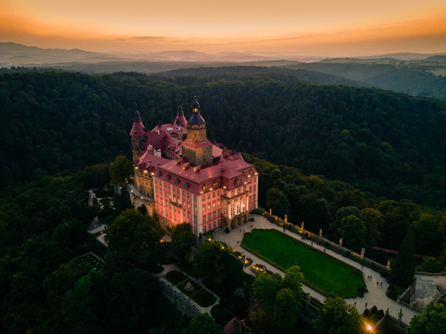Piękny zamek w bajkowej scenerii. Zdjęcie wykonane za pomocą drona.