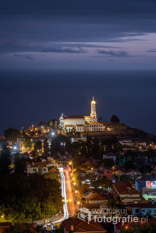 Kościół św. Marcina sfotografowany podczas niebieskiej godziny. Zdjęcie zostało zrobione z punktu widokowego Pico do Barcelos.