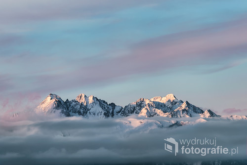 Widok na Tatrzańskie szczyty powyżej morza chmur. Zdjęcie zrobione z Wysokiego Wierchu w Pieninach.