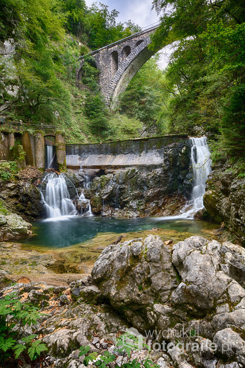 Wodospady w wąwozie Vintgar, Słowenia. Widoczny na zdjęciu most jest najstarszym kamiennym tego typu obiektem w Słowenii który zachował się w całości. Mierzy 65 m długości i 33 m wysokości