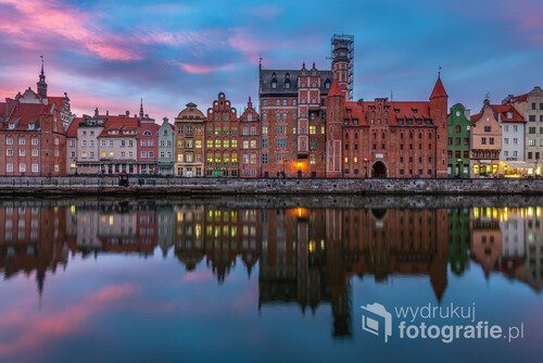 Zwiedzając Gdańsk koniecznie trzeba odwiedzić stare Miasto. Stare budynki prezentują się wyjątkowo pięknie, szczególnie gdy w wodzie możemy zaobserwować ich odbicie. 
