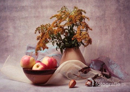 kosz jabłek i jesienny bukiet kwiatów