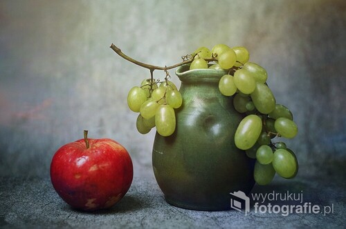 obraz z jabłkiem i winogronem