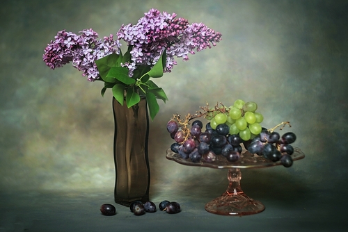 Obraz martwej natury z bukietem bzu i paterą z winogronem