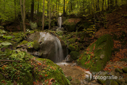 Mały wodospad w Górach stołowych. Jesienny wypad w góry, piękne widoki, las, cisza spokój i mały wodospad pośrodku tej ciszy