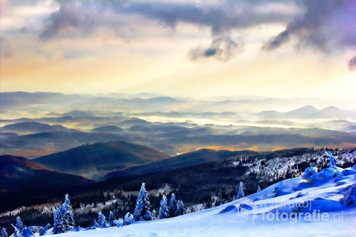 zdjęcie wykonane podczas wyjazdu w góry w nasze polskie kochane Karkonosze.
Piękny zimowy czas, mroźne poranki i przeciskający się wschód słońca przez chmury