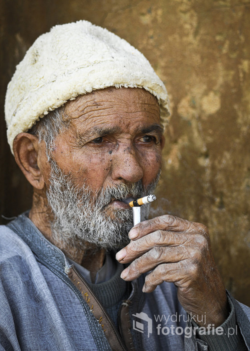 Maroko, Meknes mężczyzna palący papierosa. 