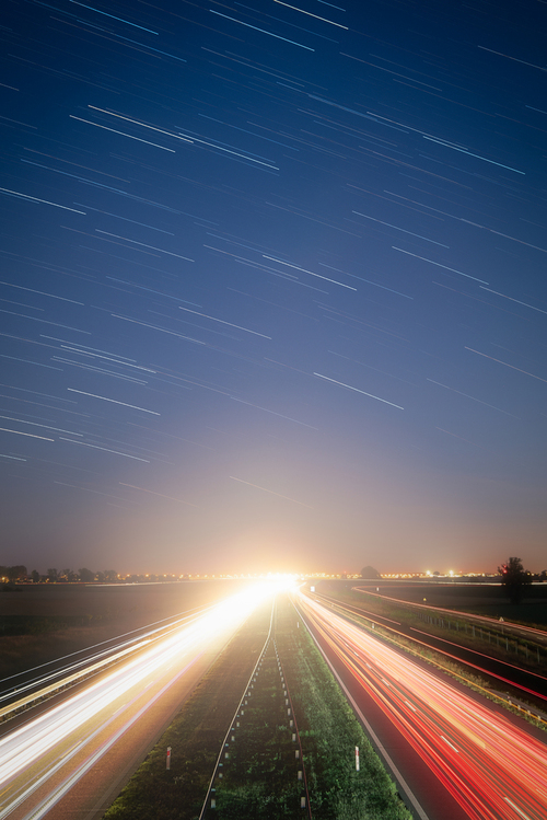 Zdjęcie wykonane nad drogą szybkiego ruchu w czasie 30 minut. Na niebie zarejestrowałem ruch gwiazd, efekt obrotu Ziemi w tym czasie.