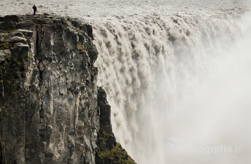 Wodospad Dettifoss, Islandia. Na krawędzi mocy, obok ściany spadającej wody. Prawdziwa skala człowiek