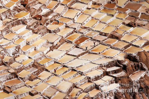 Salineras de Maras w Peru – pamiętająca Inków kopalnia soli, składająca się z setek tarasów.