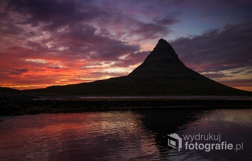 Gdy latem nad Islandią zachodzi słońce, jego blask nie niknie przez całą noc. Niebo i cień góry odbijają się w wodzie.