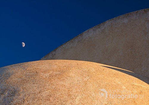 Księżyc nad kopułą prawosławnego kościoła na Santorini – inne światy na wyciągnięcie ręki.