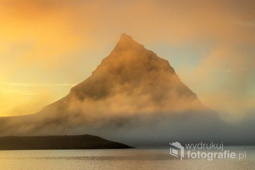 Zapowiadał się słoneczny zachód słońca na Islandii, aż nagle z gór zeszła mgła.