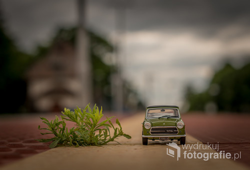 fotografia przedstawia model samochodu Mini Cooper Innocenti MK3 1300 Year 1972, który został sfotografowany na jednym z peronów niedaleko Poznania.