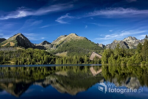 Szczyrbskie Jezioro znajduje się na wysokości 1489 m jest najwyżej położonym i drugim co do wielkości jeziorem po słowackiej stronie Tatr. Znajduje się w dolnej części Doliny Młynickiej i Furkotnej na tzw. Szczyrbskim Tarasi.