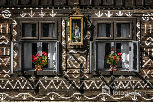 Tradycyjna wieś Cziczmany, otoczona Górami Strażowskimi i Małą Fatrą, zdobyła sławę dzięki oryginalnym drewnianym domom z charakterystycznym, białym ornamentalnym zdobieniem wykonanym przez lokalne kobiety. 