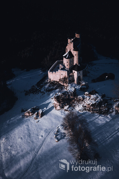 Zamek w Bobolicach zimową porą.