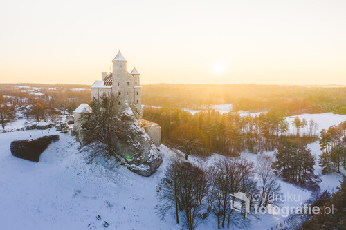 Zamek w Bobolicach zimową porą o zachodzie słońca.
