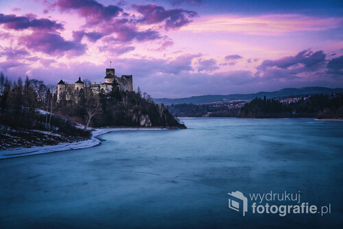 Zamek Dunajec w Niedzicy w bajkowej aurze zimą po zachodzie słońca.