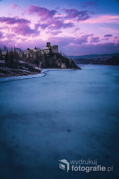 Zamek Dunajec w Niedzicy w bajkowej aurze zimą po zachodzie słońca.