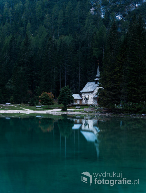 Zdjęcie zrobiłem nad jeziorem Lago Di Braies we Włoszech. Jest to bardzo klimatyczne i popularne miejsce w Dolomitach.