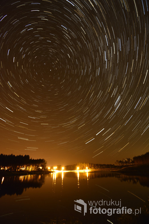 Ślady gwiazd. Zdjęcie nocne z długim czasem naświetlenia. Wystawiane w EyeEm Premium i Getty Images.