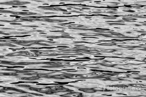 Czarno biała fotografia ukazująca...wodę ;)