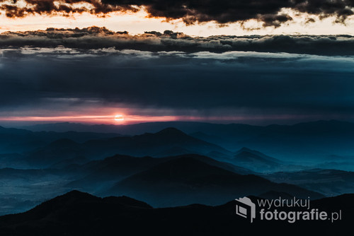 Zachód słońca w Tatrach Zachodnich. Zdjęcie wykonanie ze szczytu Banówki. 