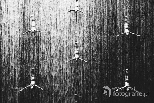 Fotografia cyfrowa wykonana w 2016 r. w Dubaju. Przedstawia fontannę (wodospad) w jednym z centrów handlowych.