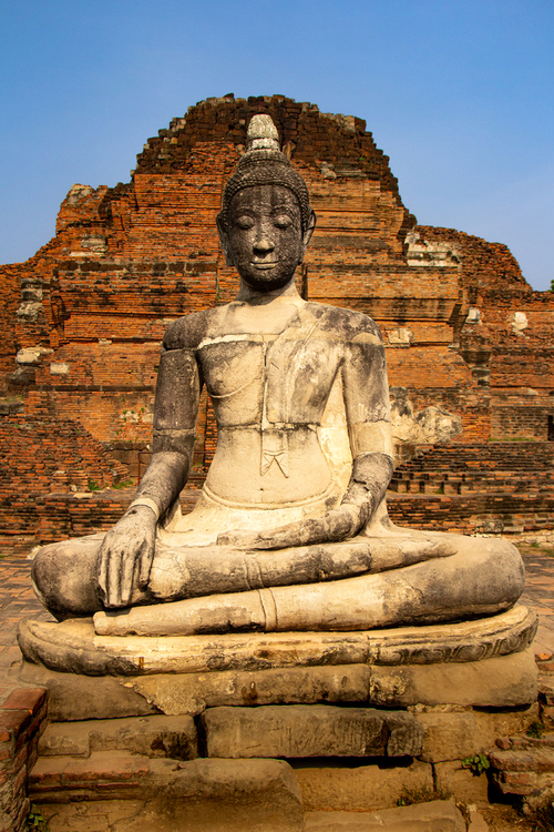Posąg Buddy w ruinach dawnej stolicy Syjamu, Ayutthaya.