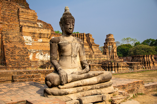 Pomnik Buddy wśród ruin dawnej stolicy Królestwa Syjamu, Ayutthaya. Miasto położone ok 80 km od Bangkoku znajduje się na Liście Światowego Dziedzictwa UNESCO.