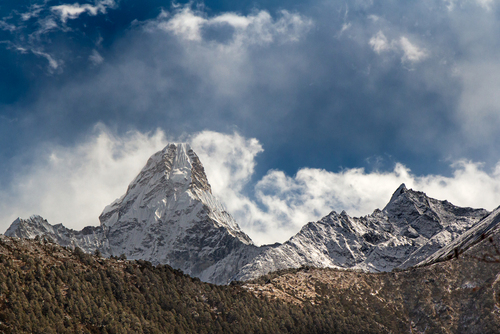 Ama Dablam czyli Matka z perłowym naszyjnikiem. Jedna z najpiękniejszych gór w Himalajach, ze szczytem na wysokości 6812 m n.p.m.