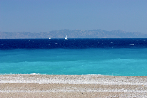 Widok na piękny błękit morza i tureckie wybrzeże.