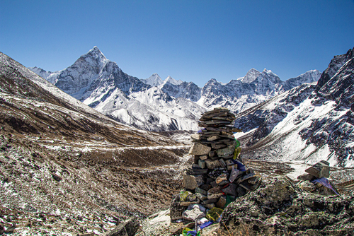 Kamienna stupa wyznaczająca drogę do kolejnej wioski położonej gdzieś między górami.