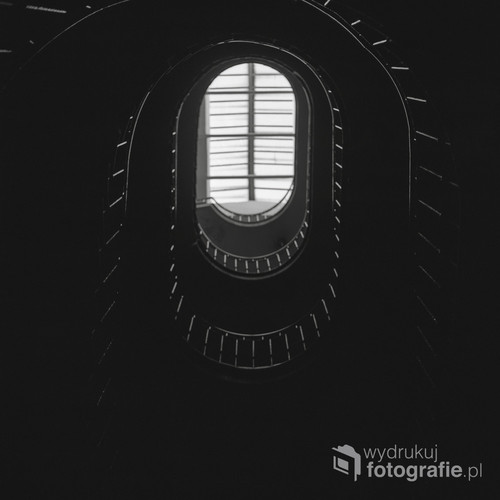 Dzień który zamienia się w noc. Umierające kamienice centrum Warszawy.

Zdjęcie wykonane analogową techniką fotografii średnioformatowej, wywołany w domowej ciemni. Film Kodak 400 TX, Yashica Mat 124G.