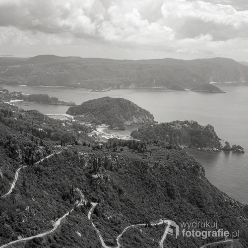 Widok z zamku na zatokę. Kręte drogi to naturalna część wysp greckich. Zdjęcie wakacyjne, wykonane aparatem analogowym Yashica Mat 124G, na profesjonalnym filmie Kodak 400 TMY. Corfu, maj 2014.
