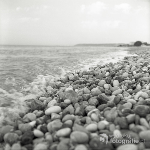 Plaże Rodos po stronie morza egejskiego skutecznie rozbijają jego fale. Zdjęcie wykonane średnioformatowym apartem fotograficznym Yashica Mat 124G, na profesjonalnym materiale światłoczułym Ilford Delta 100. Rodos, czerwiec 2018.