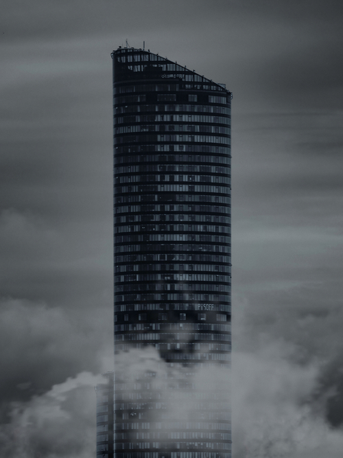 Najwyższy budynek we Wrocławiu w mrocznej odsłonie