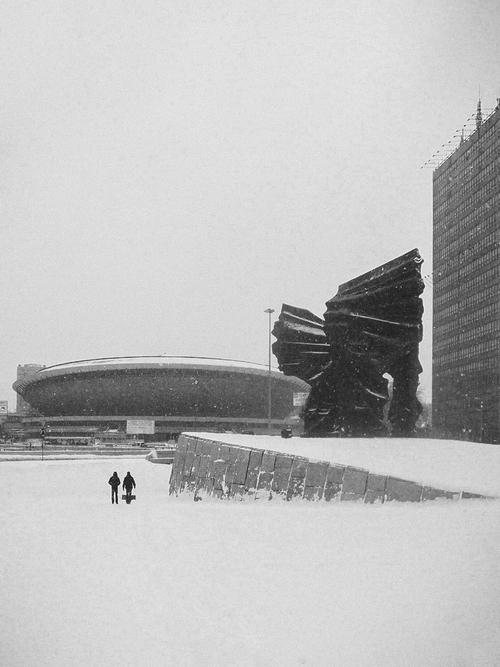 Zdjęcie przedstawia jedną z najbardziej ikonicznych budowli w Polsce, po prawej stronie kadru widoczny budynek DOKP, obecnie znajdują się w tym miejscu biurowce .KTW • Fotografia wyróżniona w konkursie Katowice w obiektywie 2021