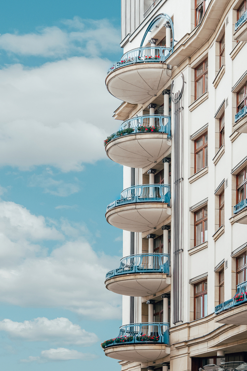 Nie trzeba nawet wyjeżdżać z centrum Warszawy, by zobaczyć balkony w kształcie spodków 