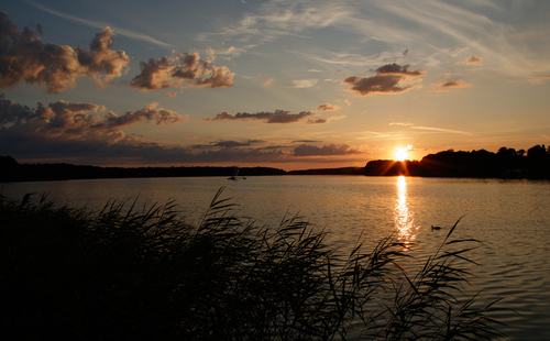 Letni, lipcowy zachód słońca nad jeziorem