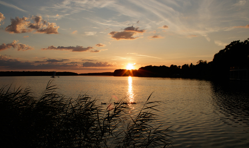 Zachody słońca z deptaku w Szczecinie. Zrobione przy okazji wizyty w tym mieście i spaceru wokół jeziora Trzesiecko. Jest to jedno z moich ulubionych zdjęć.