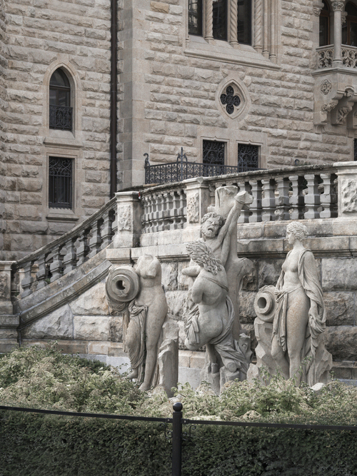 Rzeźby znajdujące się przy zamku w Mosznej