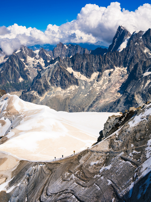 Masyw Mont Blanc. Podejście na szczyt Aiguille du midi. Zdjęcie zrobione około południa. Ostatnia prosta przed szczytem.