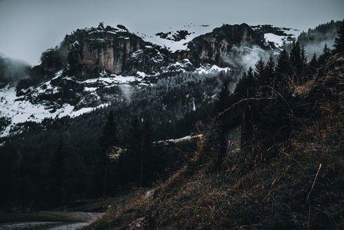 Zdjęcie zostało zrobione podczas alpejskich wędrówek po szlakach Szwajcarii. Tajemniczy grób z widokiem na Alpy musiał zostać sfotografowany 