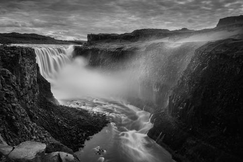 Widok na najszerszy wodospad Islandii