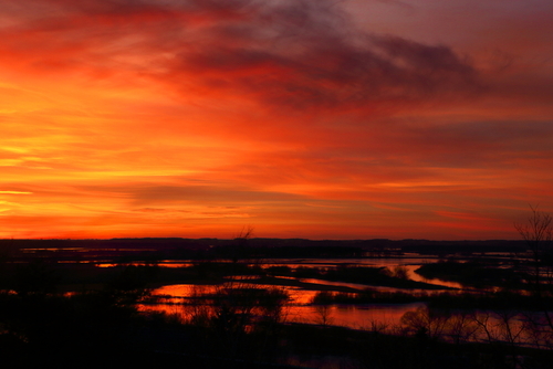 Fotografia została wykonana o zachodzie słońca nad rozlewiskami Narwi, z Góry Strękowej.