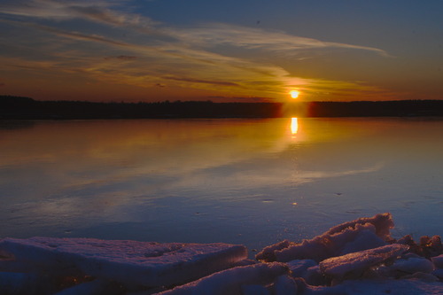 Zdjęcie wykonane na początku marca nad Bugiem podczas zachodu słońca