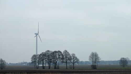 Fotografia przedstawia jeden z wiatraków, których jest coraz więcej we wschodniej Wielkopolsce. 