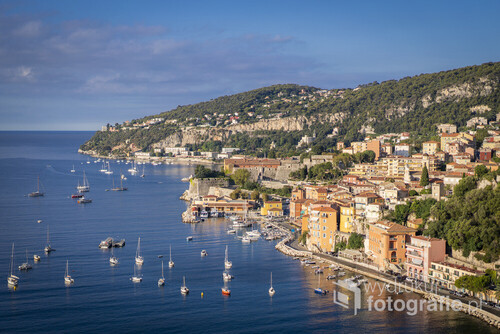 Wschodzące słońce oświetla piękne miasteczko Villefranche-sur-Mer leżące między Niceą, a Monako